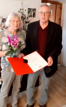Übergabe Ehrung an Jutta Schmidt für 60 Jahre SPD-Mitgliedschaft durch den Vereinsvorsitzenden Hartmut Tanneberger